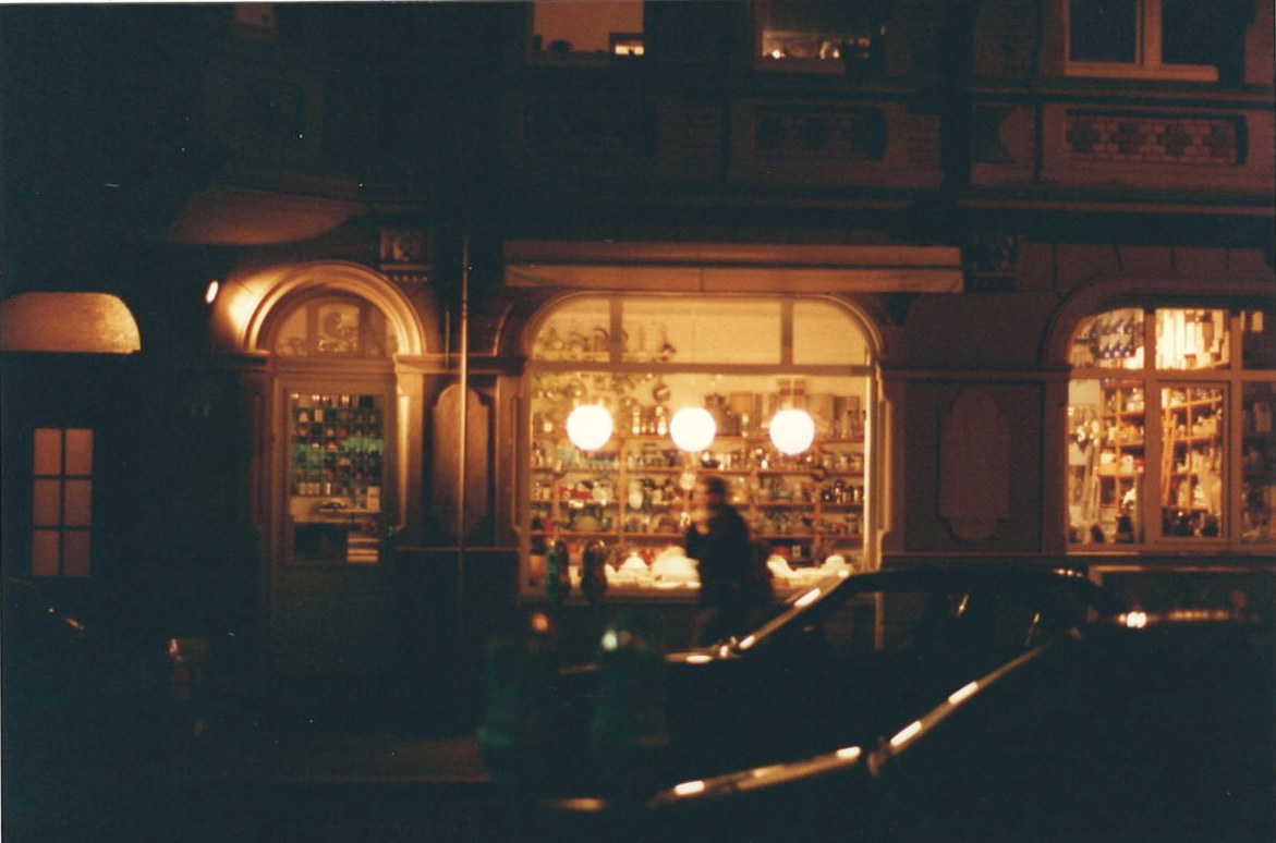 Die beleuchteten Schaufenster der Potterie in der Drostestraße bei Nacht, historische Aufnahme